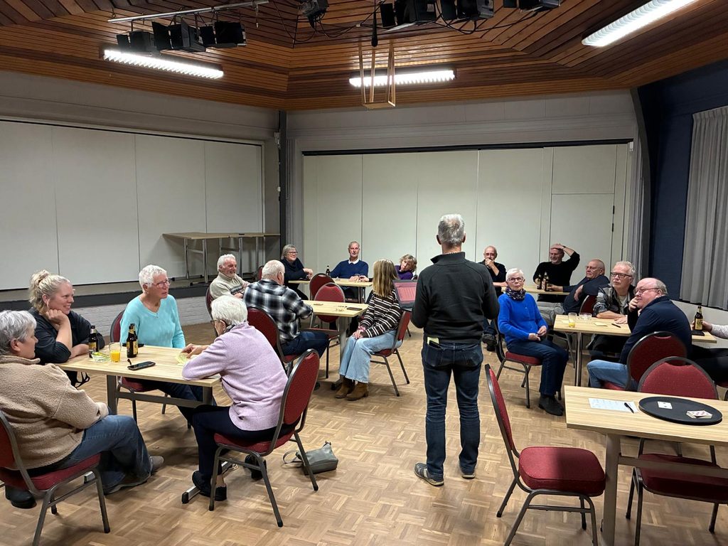 Klaverjassen in de grote zaal